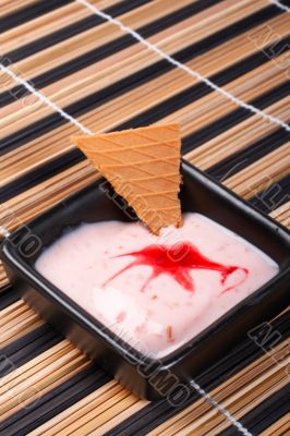 Dessert creamy with cracker