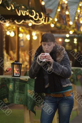 young woman drinks glogg
