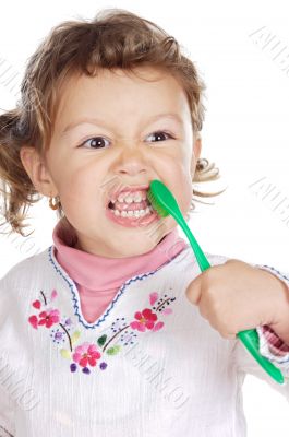 girl cleaning the teeth