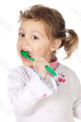 girl cleaning the teeth