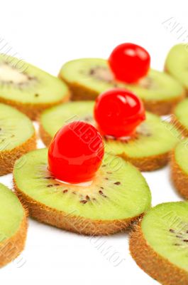 Kiwis slices with cherries