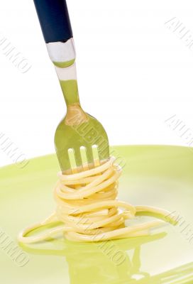 Rolled spaghetti on a green dish