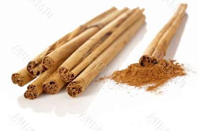 Sticks and powder of cinnamon