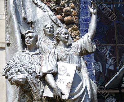 Sculptural group about pavilion