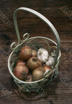 Basket wth onions and garlick