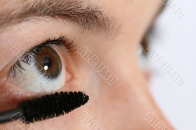 Applying mascara