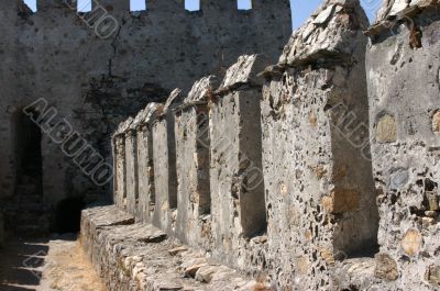 Mumure Castle -	crenellations