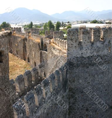 Mumure Castle -	crenellations