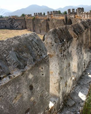 Mumure Castle -	crenellations