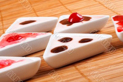 Desserts creamy in bamboo mat