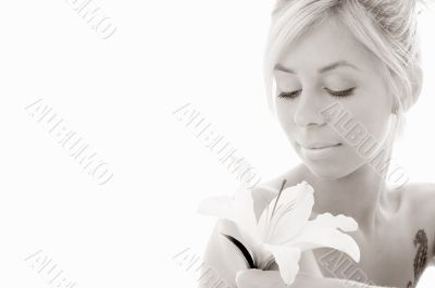 monochrome lily blond
