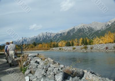 Hikers, Kananaskis mountains, Bow River