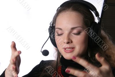 pretty with headphones explaning