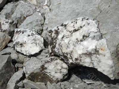 Breaks stone