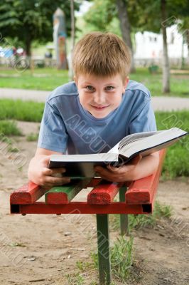 schoolboy reads the book