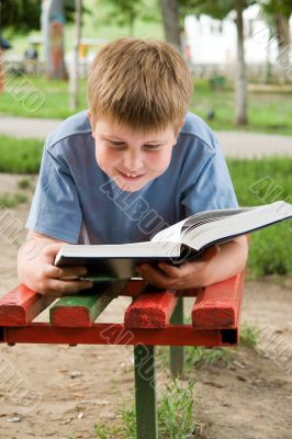 schoolboy reads the book