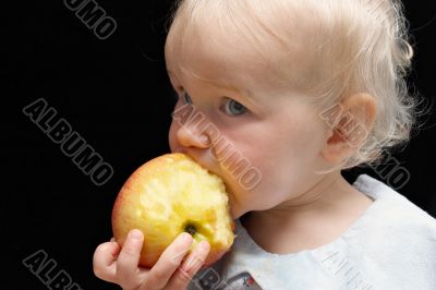 girl bitting apple