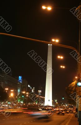 Obelisk, night traffic,