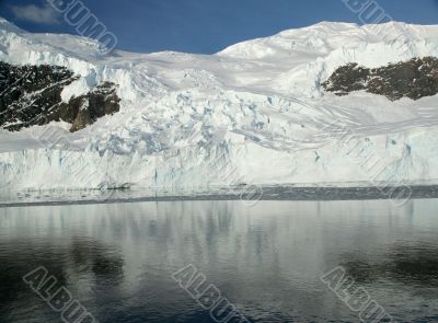 Mountains & glaciers reflected