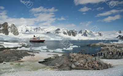 Cruise ship & tourists, amid icebergs