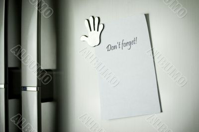 Post-it on fridge that spells don`t forget