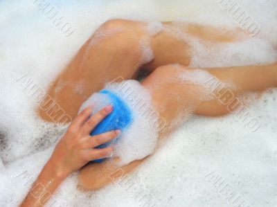 Washing women in a bath