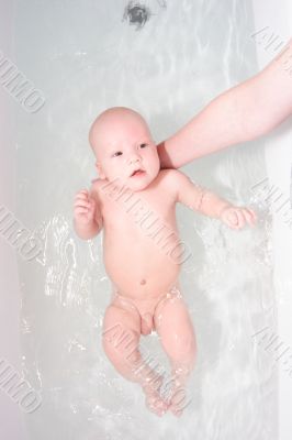 Mother wash baby in bath