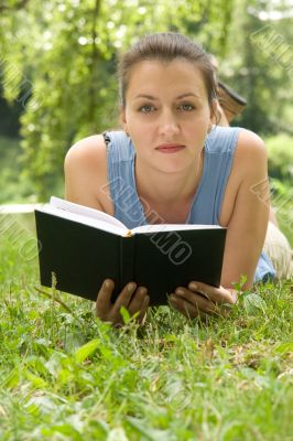 girl reads the book