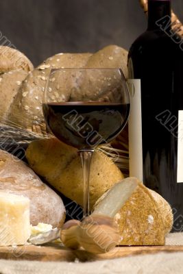 Red Wine with Chesse and Bread