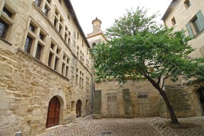 Uzes 2