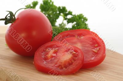 Sliced tomato with parsley