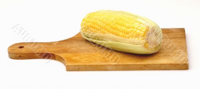 A corn on a wooden plate