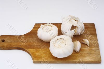 garlic on a wooden plate