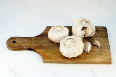 garlic on a wooden plate