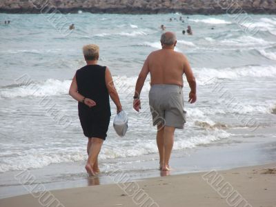 The man and the woman going on seacoast