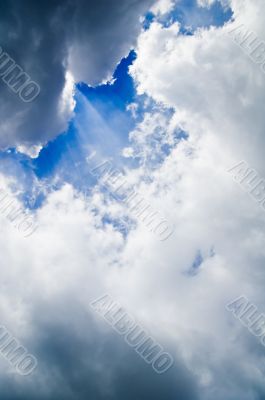 sunbeams shning trough clouds
