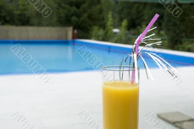 Cocktail by the swimmingpool