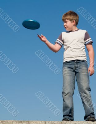 boy playing frisbee