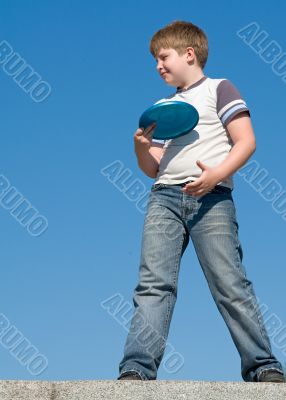 boy playing frisbee