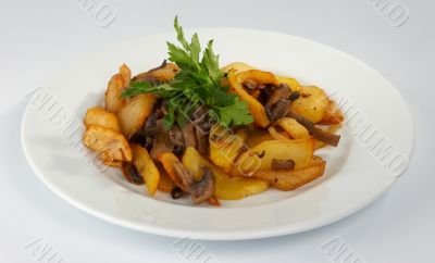 Fried potato with mushrooms.
