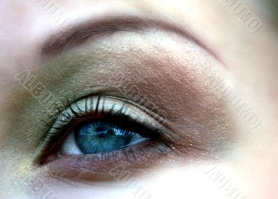 woman blue eye