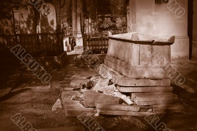 Old derelict grave at Pere Lachaise