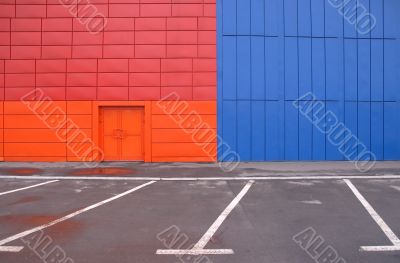Marking of parking near a motley wall facing