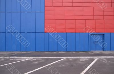 Marking of parking near a motley wall facing