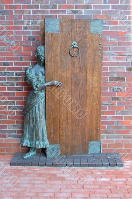 Statue of the outgoing lady