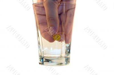 Hand_in_glass_1