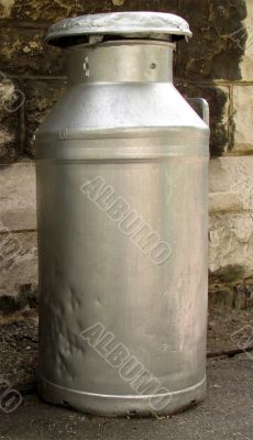 milk churn with handle
