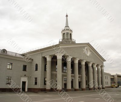 Bulding with a spike and colon