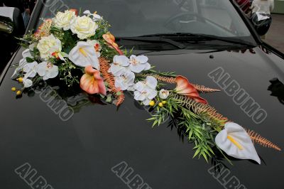 Wedding car decorations with flower bouquet