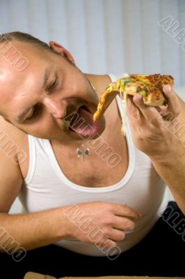 Eating pizza